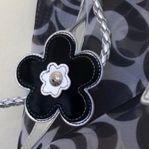 NWT Vera Bradley Mesh Drawstring Night And Day Bag Grey/White Flowers Silver - Picture 3 of 4